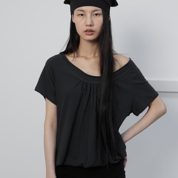 세릭 ROUND DRAWSTRING HEM TOP 차콜