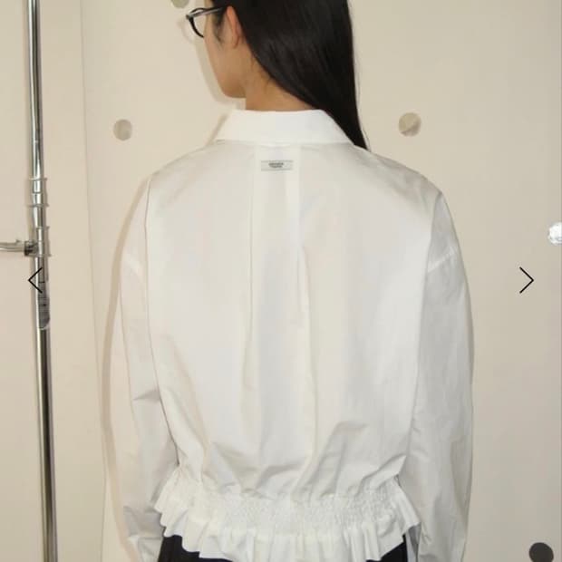 론론 프릴 셔츠 SMOCKED HEM FRILL ROUND COLLAR