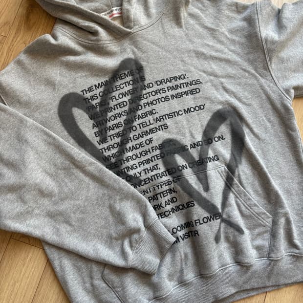 더 뮤지엄 비지터 후드티