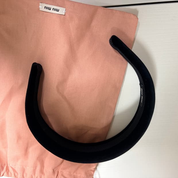 미우미우 블랙 벨벳 머리띠