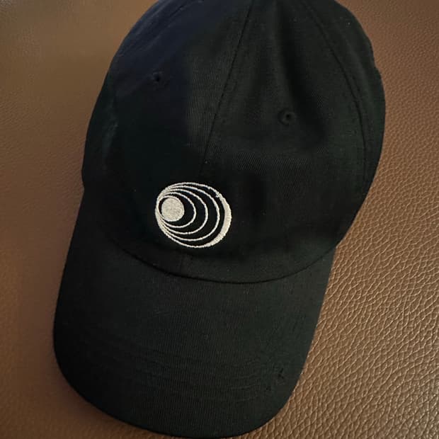 Unaffected 블랙 볼캡입니다