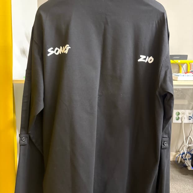 송지오 24SS 컬렉션 페인터 롤업 롱슬리브 52