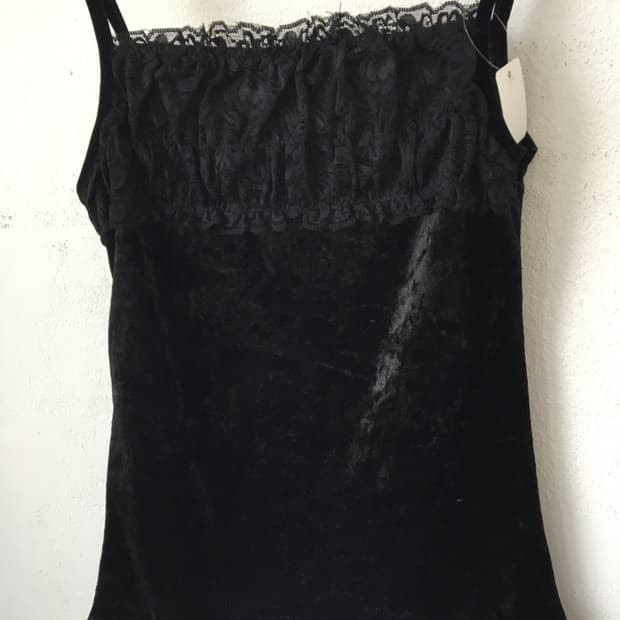 Lace point velvet sleeveless
