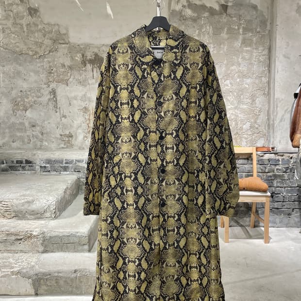 커먼 스웨덴 옐로우 스네이크 스킨 폴리아미드 씬 코트