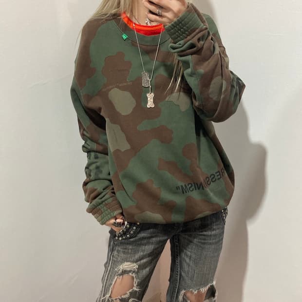 오프화이트 카모 프린팅 맨투맨