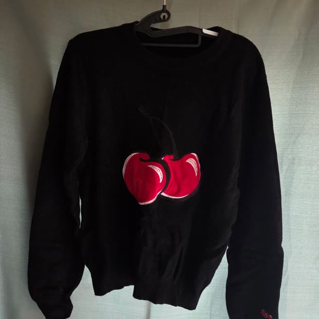 만원 급처! 키르시 체리 로고 니트 블랙