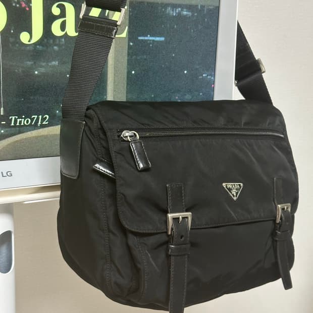프라다 투버클 메신저백 나일론 포코노 테수토 숄더백
