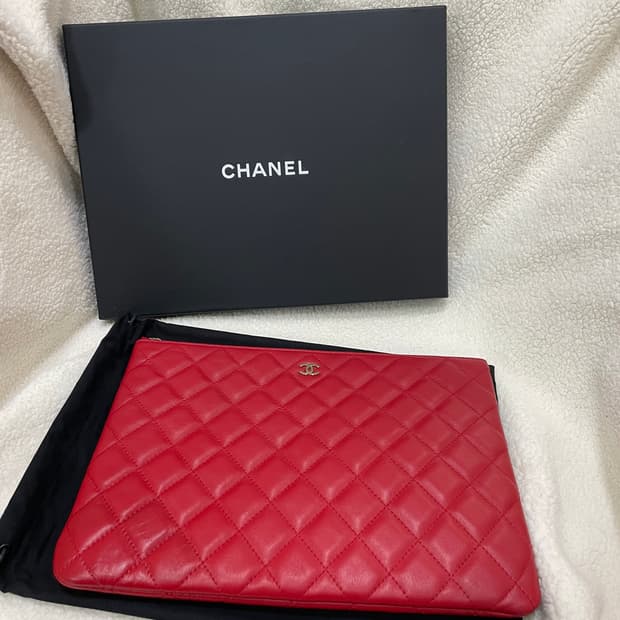 샤넬 램스킨 핫핑크 금장 미듐 클러치