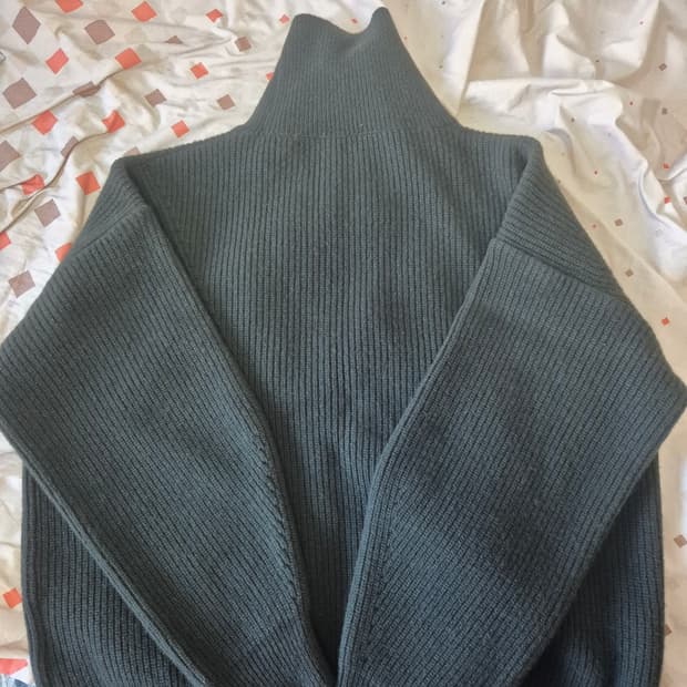 퍼스트플로어 슈퍼 오버사이즈 롤 넥 블랙올리브 48