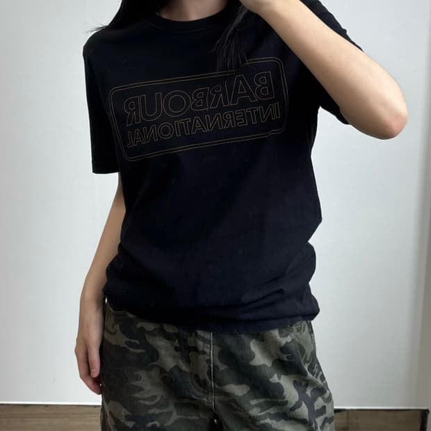 바버 인터네셔널 빅로고 반팔 티셔츠