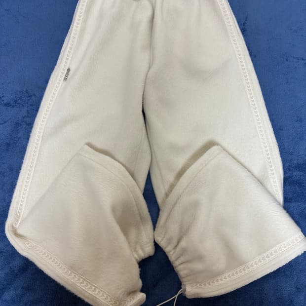 샤키리 아이보리 레이스 트리밍 플리스 팬츠