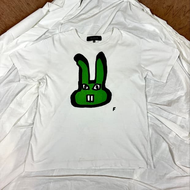 블랙 꼼데가르송 그린 래빗 그래픽 화이트 티셔츠