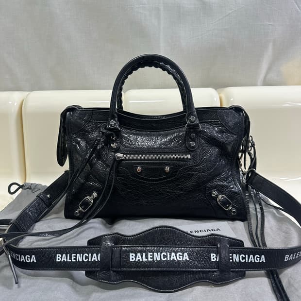 [A+ 정품] 발렌시아가 시티 모터백 스몰 로고스트랩