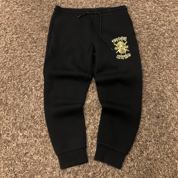 에비수 쿠로 자수 로고 조거 팬츠