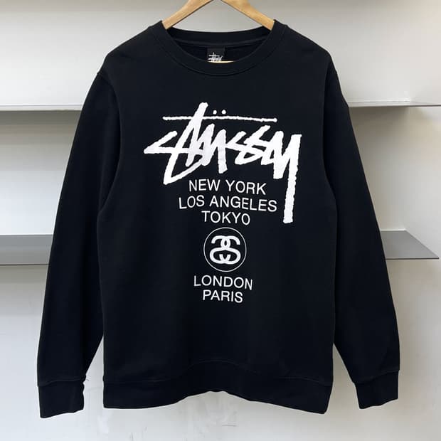 스투시 월드 투어 스탁 로고 크루넥 스웻셔츠