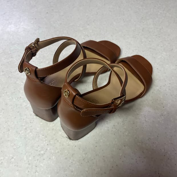 마이클 코어스 스트랩 샌들 255