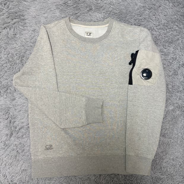 CP컴퍼니 렌즈 와펜 암포켓 맨투맨