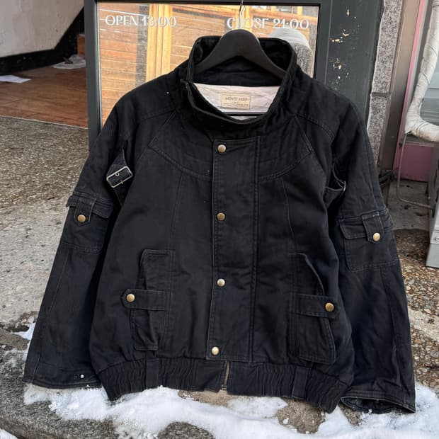 Monte Viso 버클 디테일 하이넥 봄버자켓 