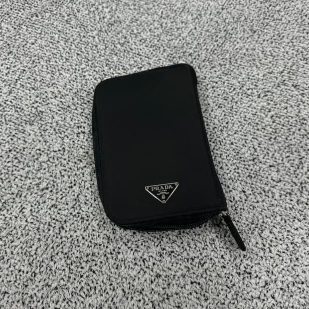 프라다 삼각로고 지퍼 다이어리
