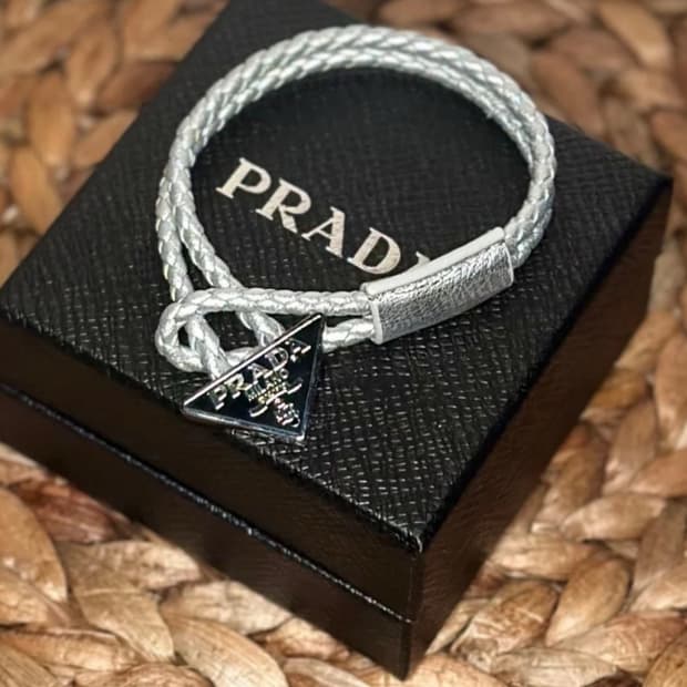 프라다 가죽 팔찌 실버 풀박스