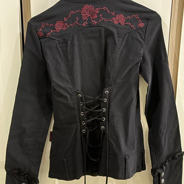 ozz on 고스로리레이스 코르셋 장미 셔츠