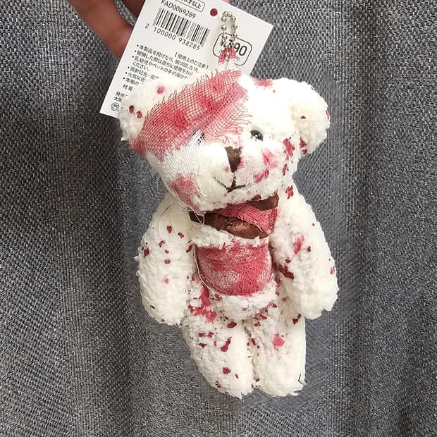 일본 피묻은 곰인형 키링 (연베이지)