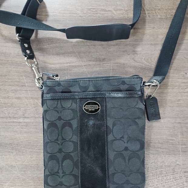 코치 시그니처 블랙 크로스백