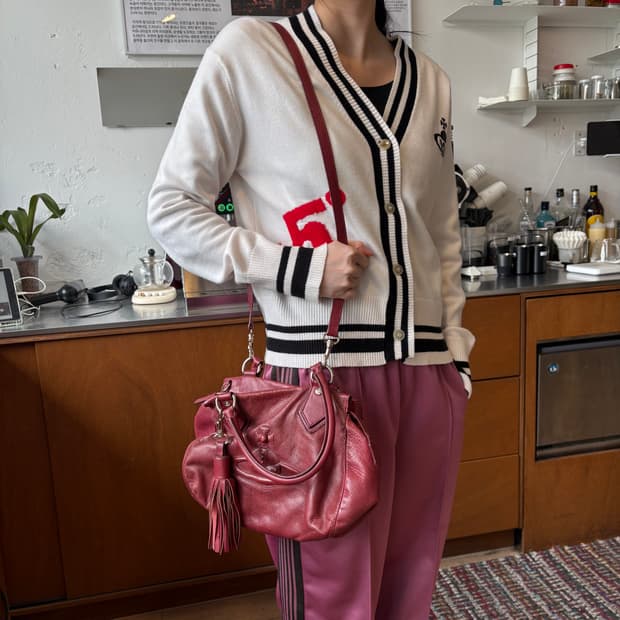 비비안웨스트우드 엠보싱 로고 태슬 버건디 레더 투웨이백