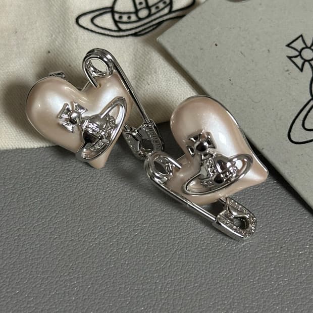 비비안웨스트우드 하트 세이프티핀 귀걸이 