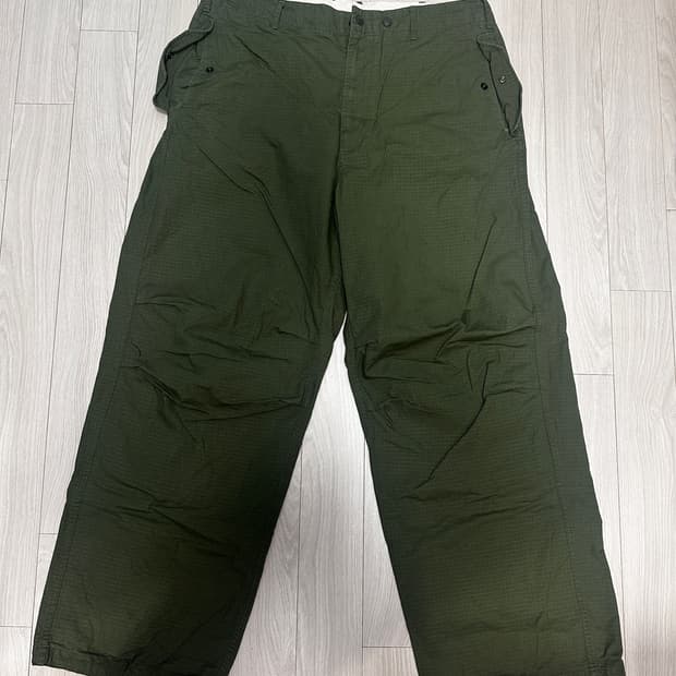 엔지니어드 가먼츠 오버 팬츠 입니다. 