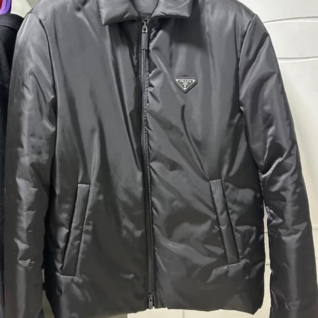 프라다 리나일론 크롭 다운 자켓 블랙 s