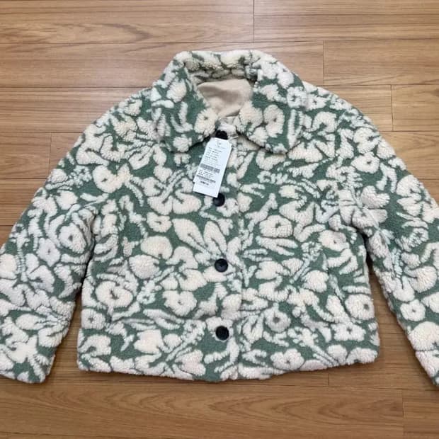 택 달린 새 상품 Thursday Island 뽀글이 자켓입니다. 독특한