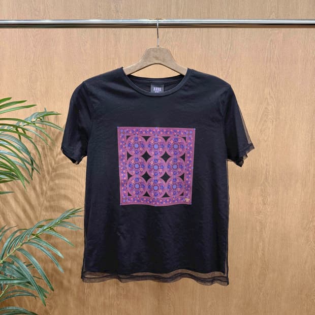 안나수이 시스루 레이어드 반팔 티셔츠 오리엔탈 패턴 디테일 블랙