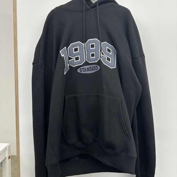 1989스탠다드 1989 자수 후드(블랙)