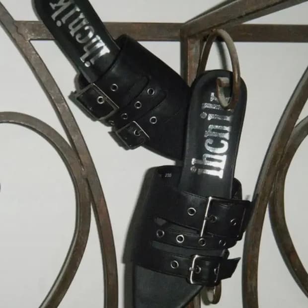 이크닉 구두 907 three belted heels / black