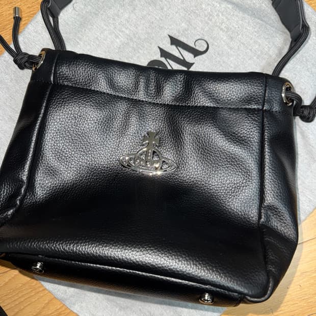 Vivian Westwood 비비안 웨스트우드 힐러리 스몰 버킷백 블랙