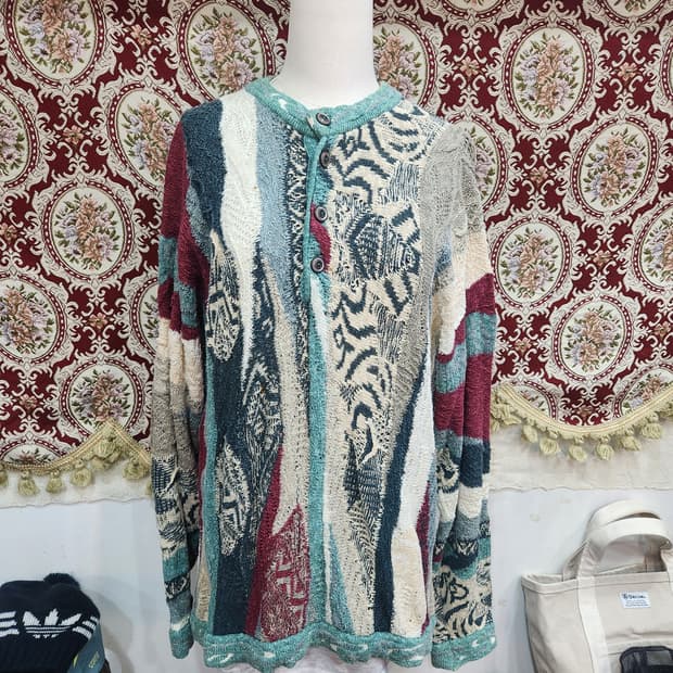 쿠지 클래식 버튼 풀집업 케이블니트
​
Coogi