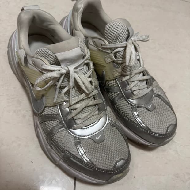 나이키 V2K 런 메탈릭 실버 화이트 280