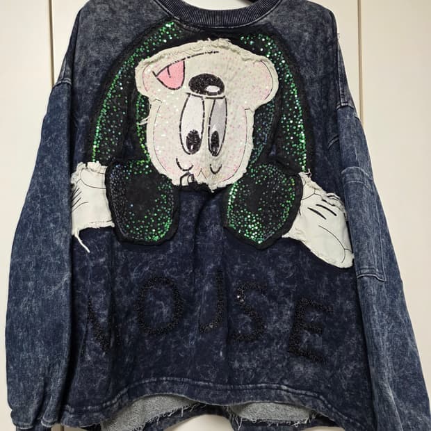 데님 미키마우스 스팽글 맨투맨