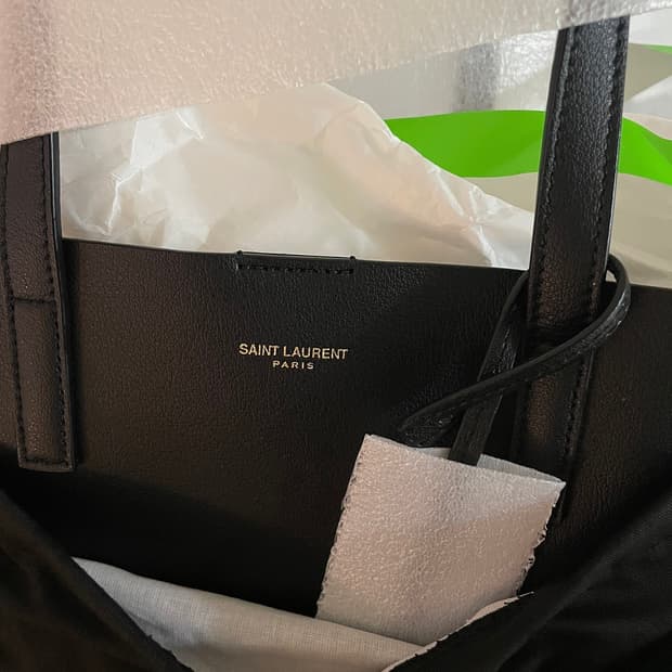 생로랑 서플 레더 토이 쇼핑백 블랙