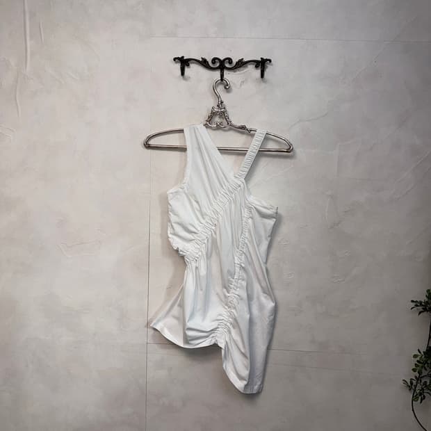 White unbalance draped shirring 슬리브리스