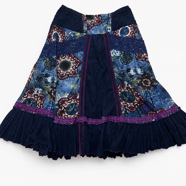 Ozz on skirt