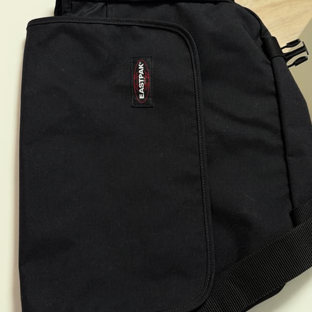 이스트팩 크로스백 메신저백 블랙