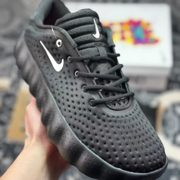 나이키 마인드 002 블랙 하이퍼 크림슨  260mm