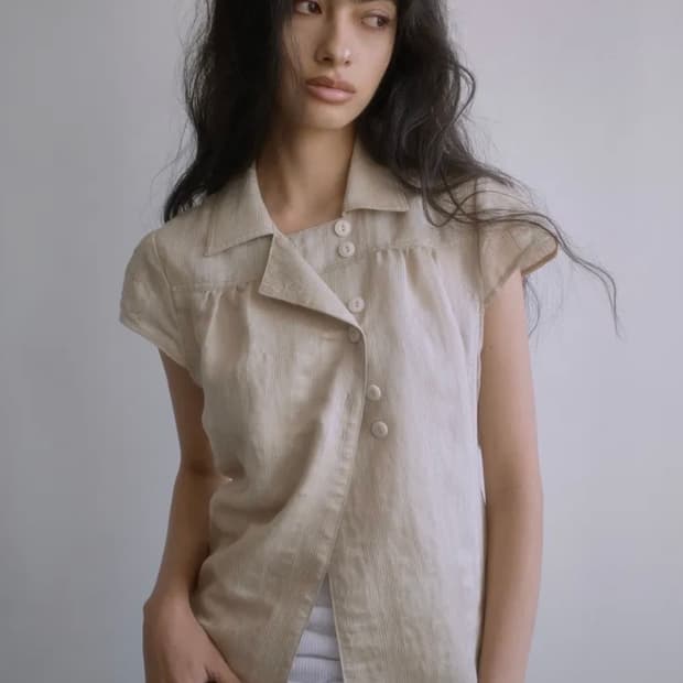 포르테나 WRAP BUTTON CAP SLEEVE BLOUSE