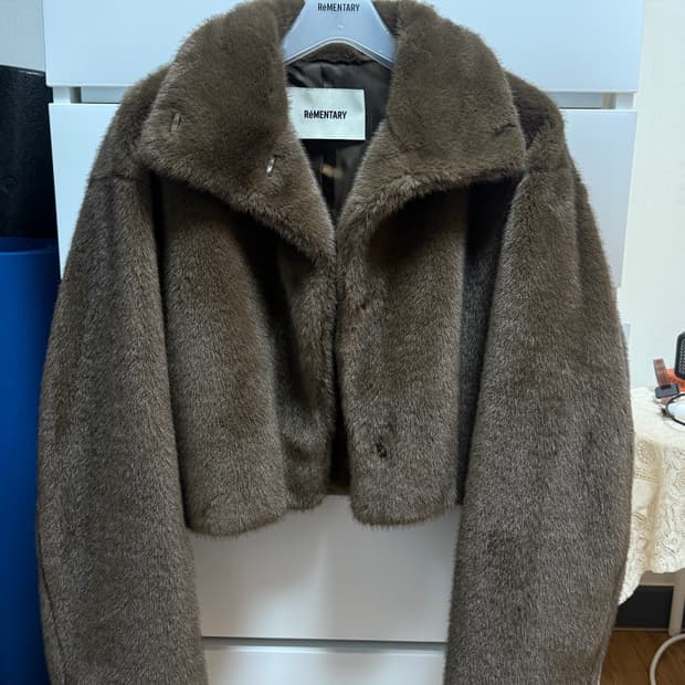 리멘터리 크롭 퍼자켓 브라운