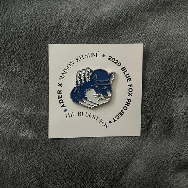 아더에러 메종키츠네 블루 폭스 뱃지