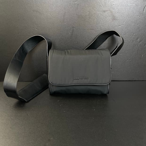 FEAR OF GOD 피어오브갓 로고 플랩 나일론 크로스백