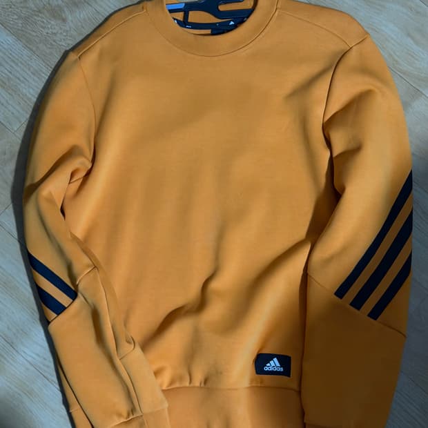 아디다스 노란색 맨투맨
