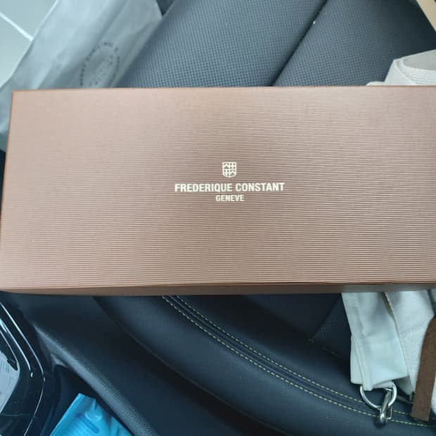 프레드릭 콘스탄트 정품 시계 박스입니다.